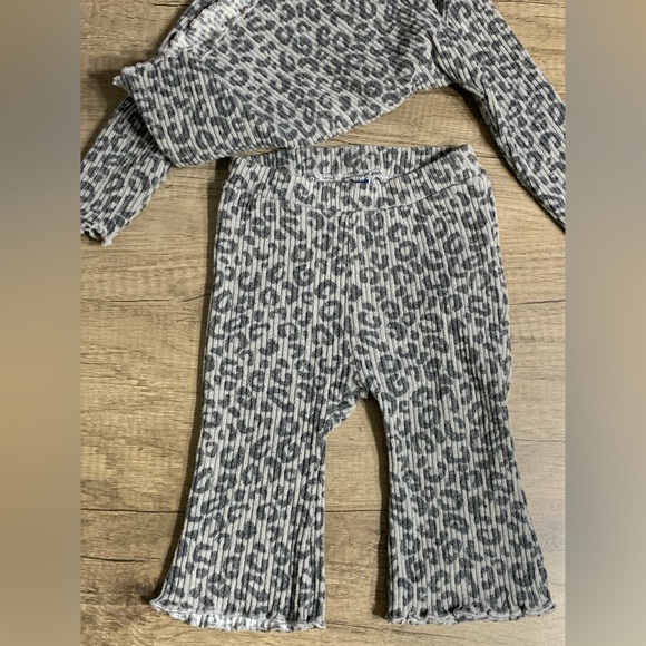 Old Navy Plush Cozy-Knit Top & Flare Pants Set for Baby bundle - Picture 4 of 11